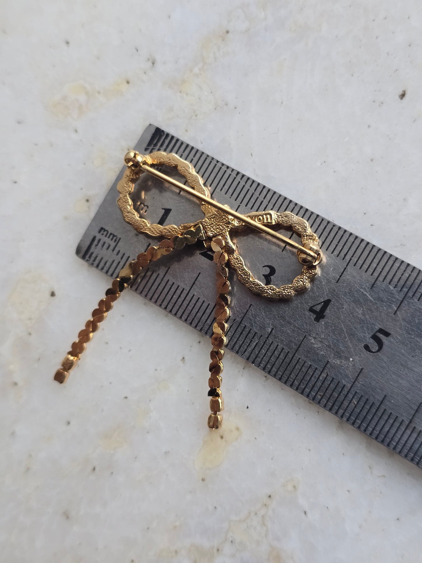 Vintažinė AVON sagė bantukas