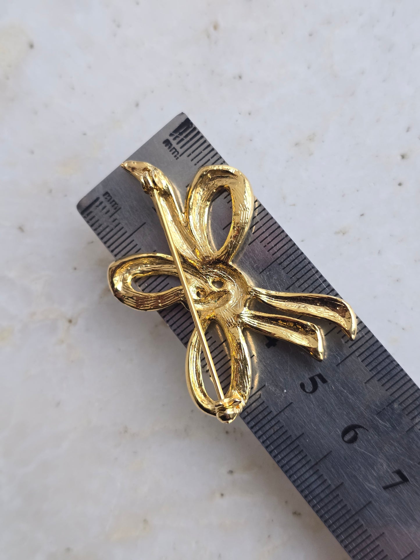 Vintažinė aukso spalvos sagė bantukas