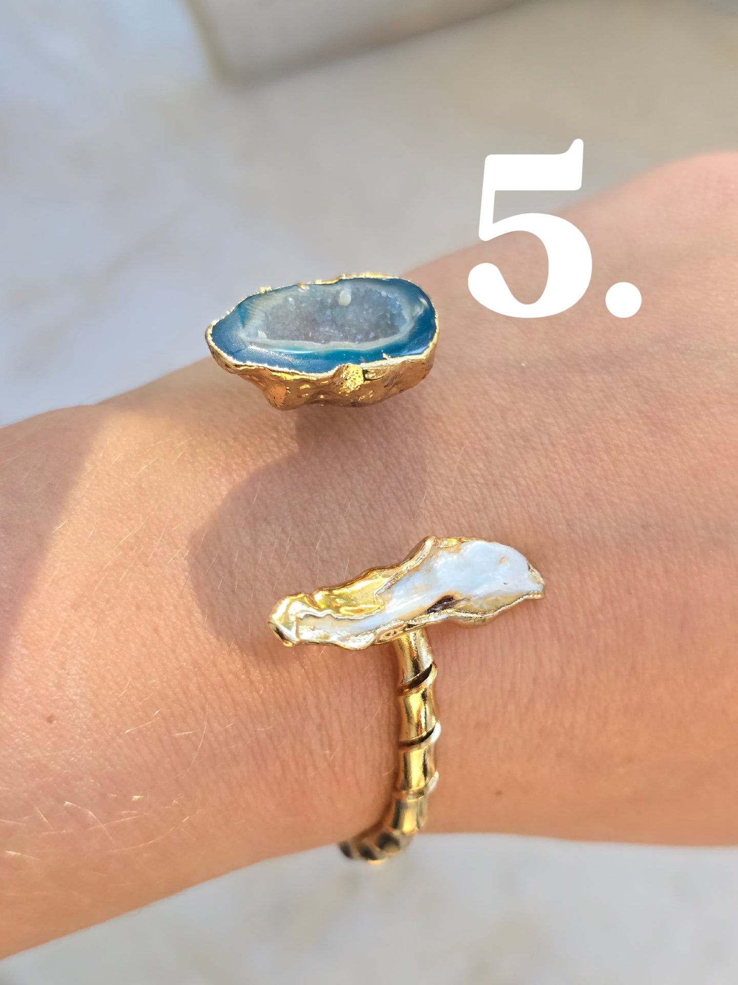 Aukso spalvos sukta apyrankė su natūraliais perlais ir natūraliu druzzy agato akmenuku