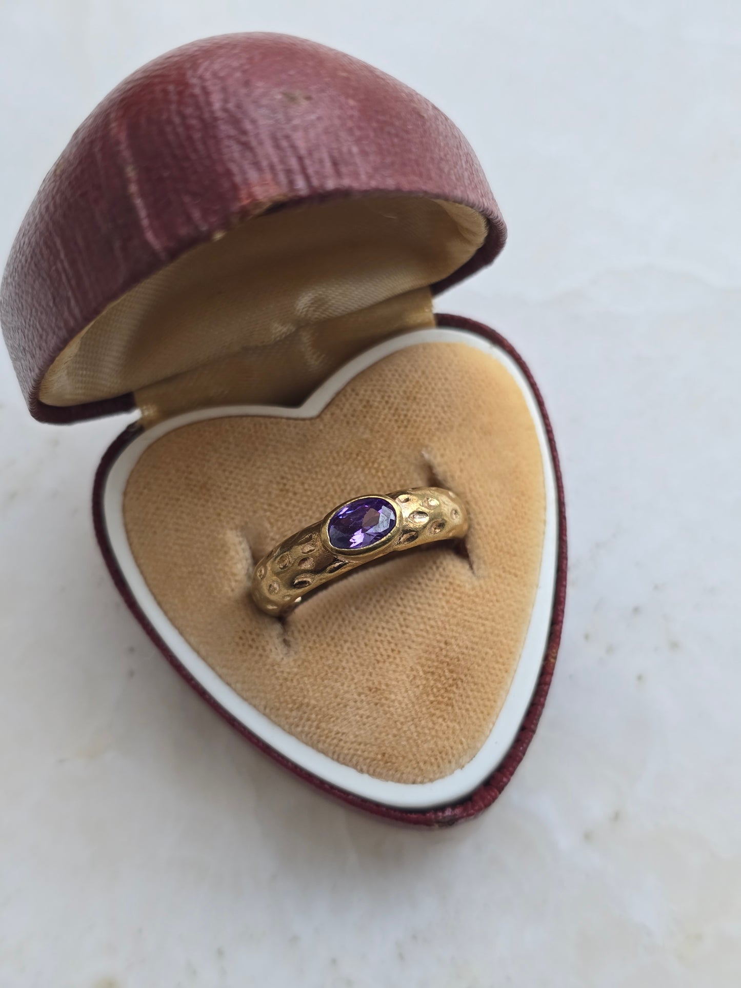 Žalvario spalvos žiedas su violetiniu stiklo kristalu