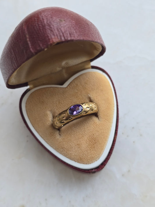 Žalvario spalvos žiedas su violetiniu stiklo kristalu