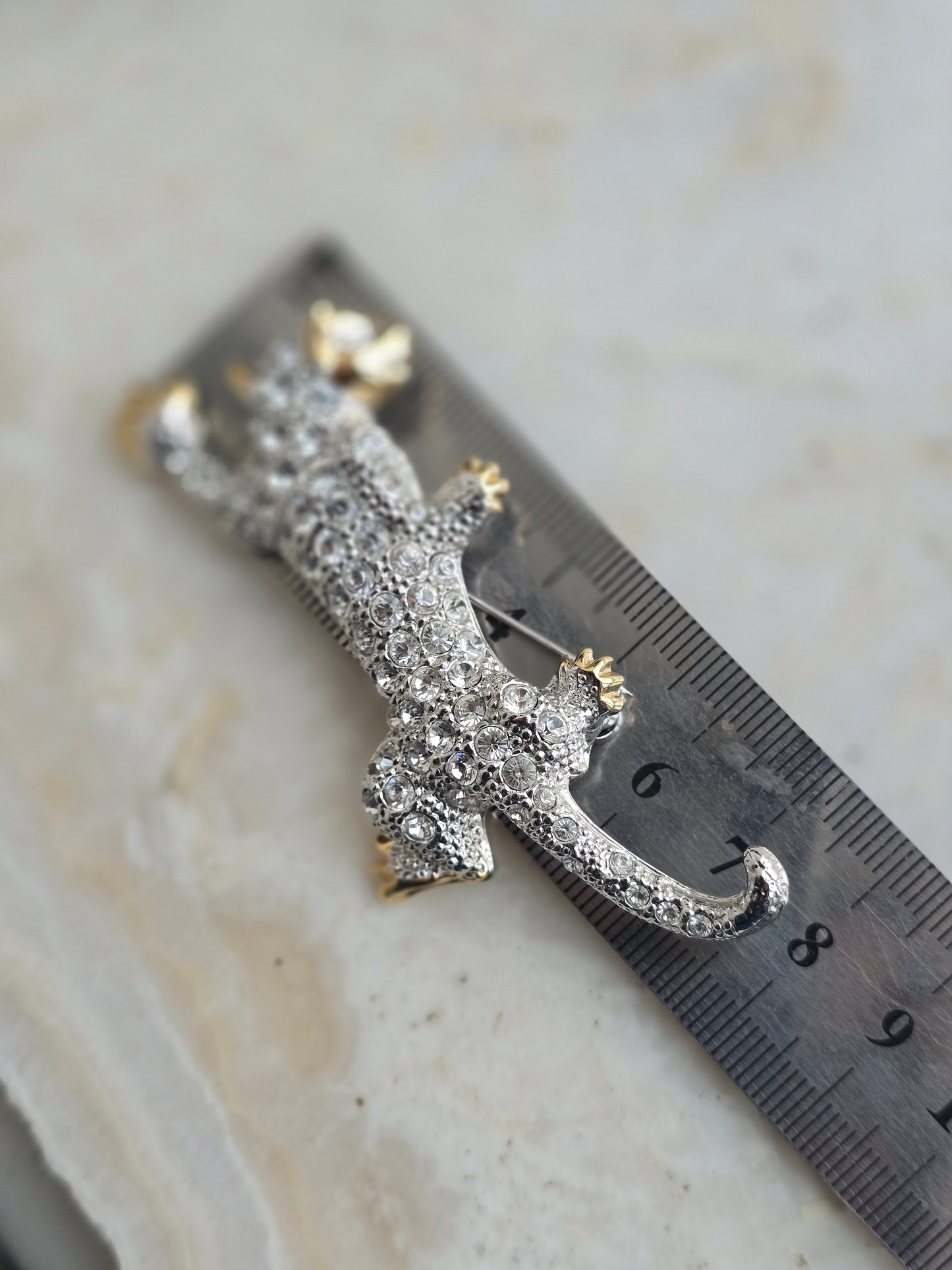 Žėrinti leopardo sagė su stiklo kristalais