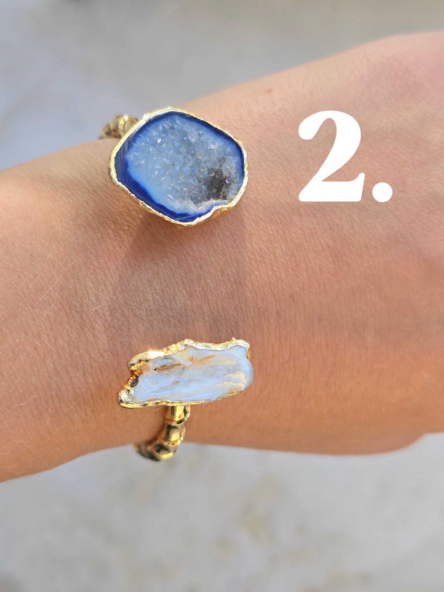 Aukso spalvos sukta apyrankė su natūraliais perlais ir natūraliu druzzy agato akmenuku