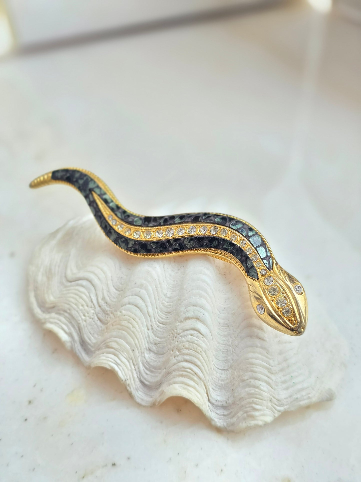 Vintažinė gyvatės formos sagė