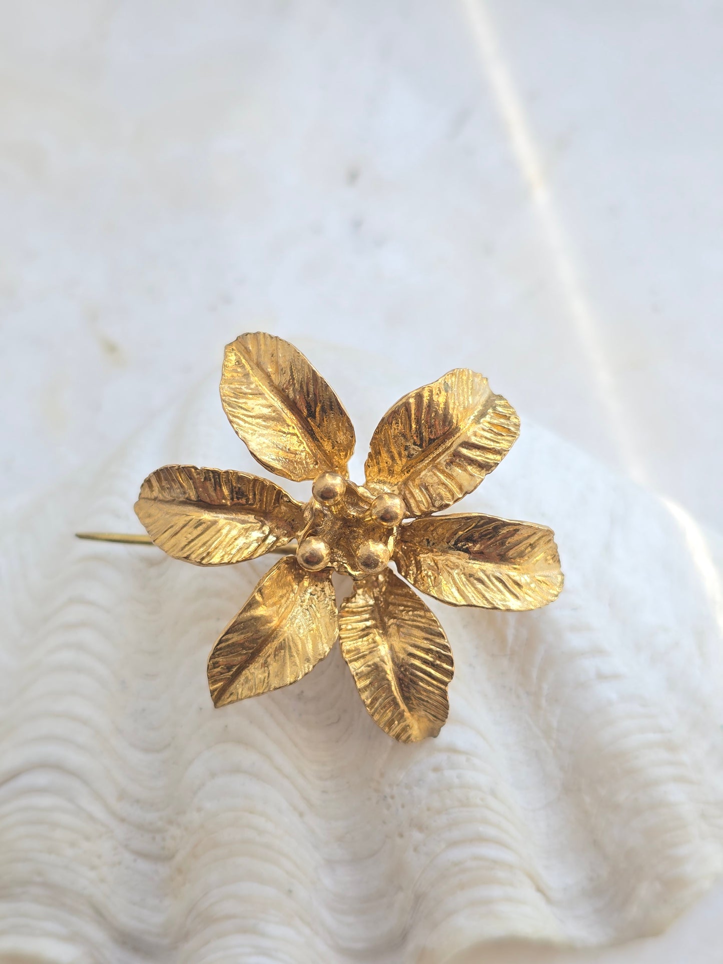 Žalvario spalvos sagė smeigtukas gėlė