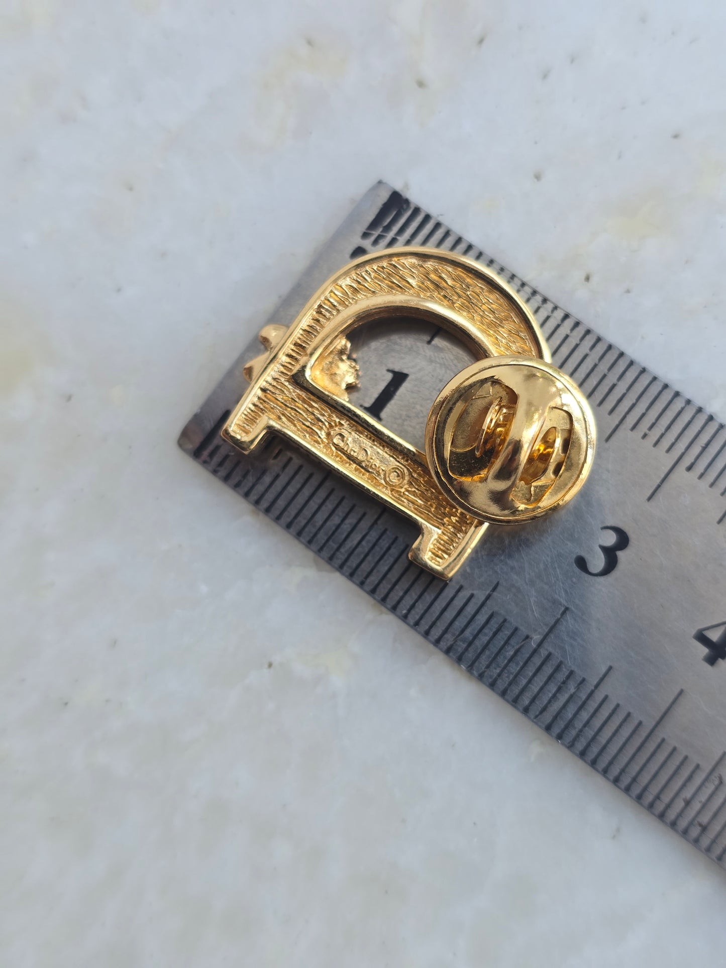 Vintažinė Christian Dior mini sagė raidė D