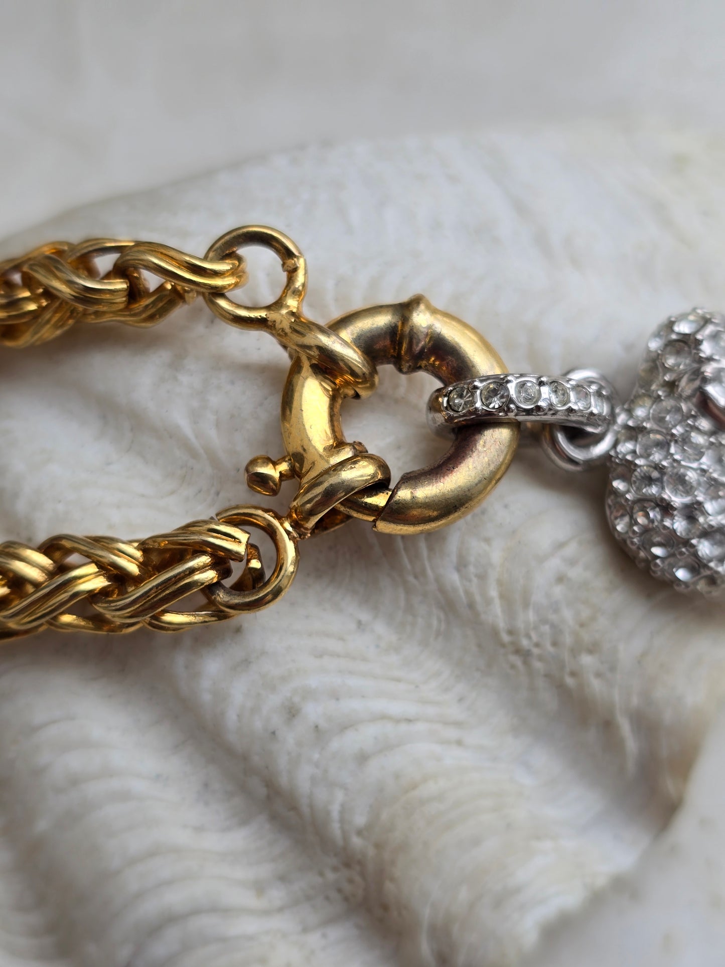 Aukso spalvos kaklo papuošalas su drambliuko pakabuku