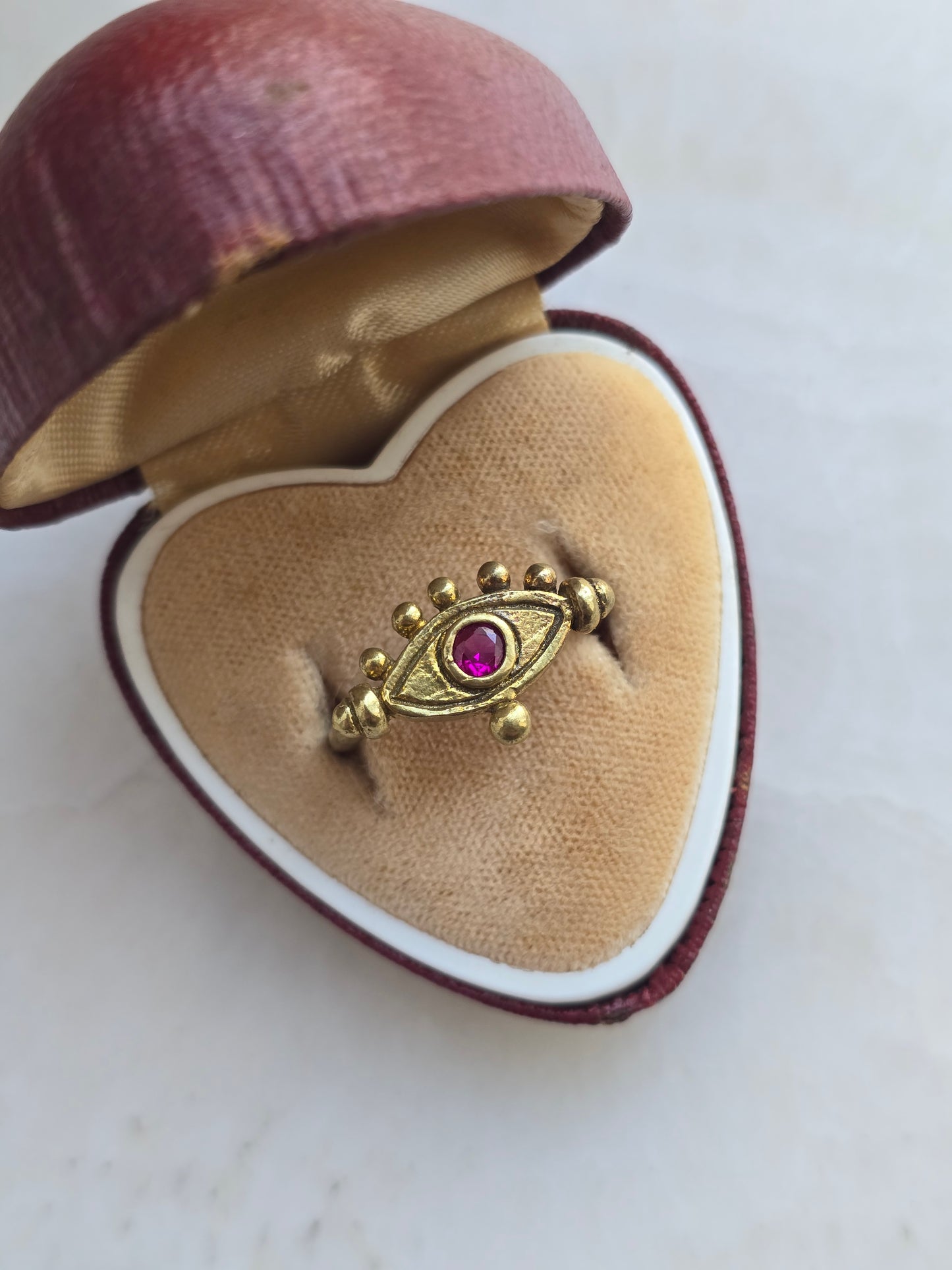 Žalvario spalvos reguliuojamas žiedas akis