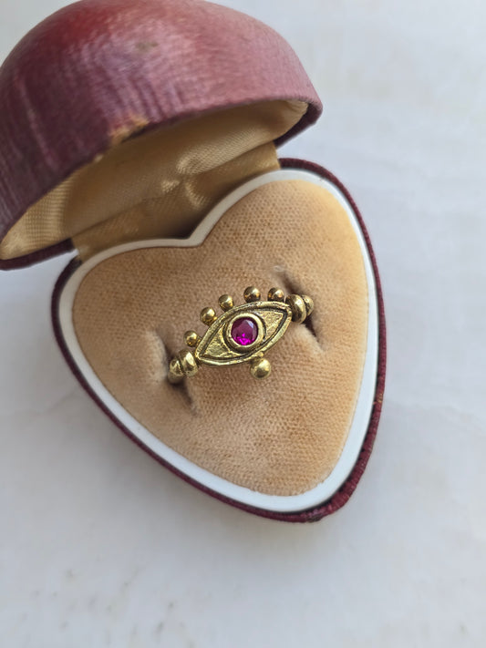 Žalvario spalvos reguliuojamas žiedas akis