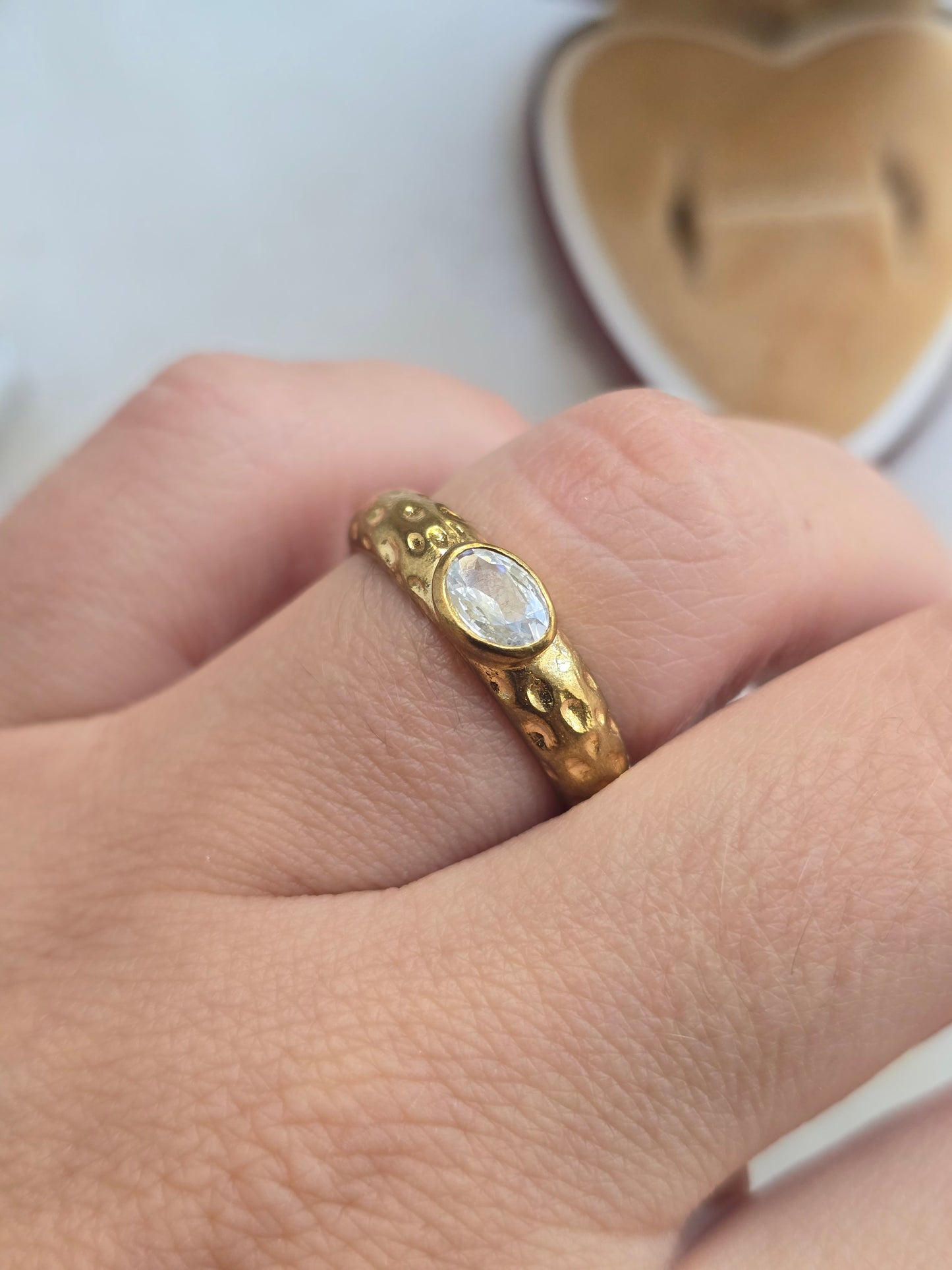 Žalvario spalvos žiedas su skaidriu stiklo kristalu