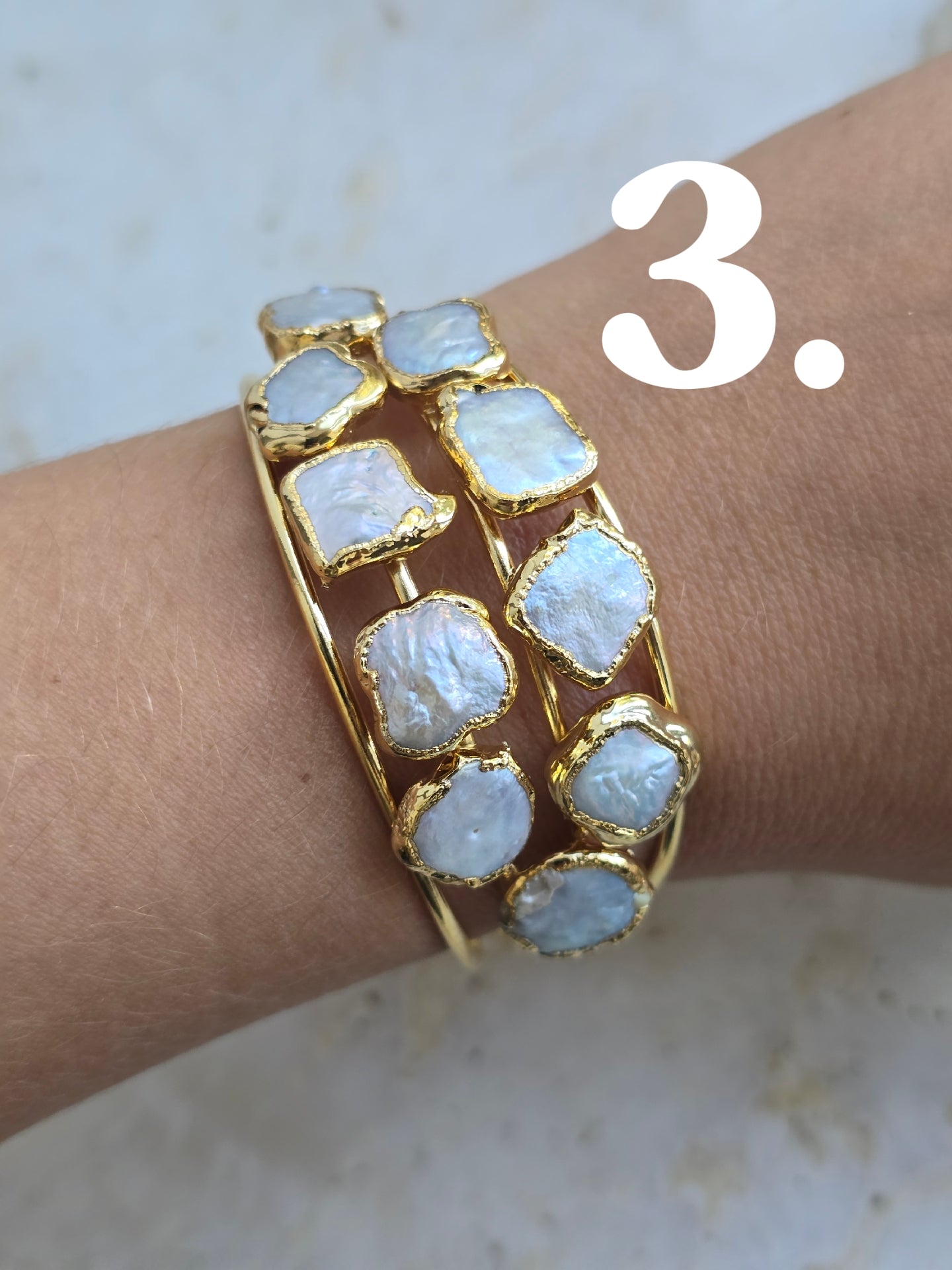 Aukso spalvos apyrankė su natūraliais perlais