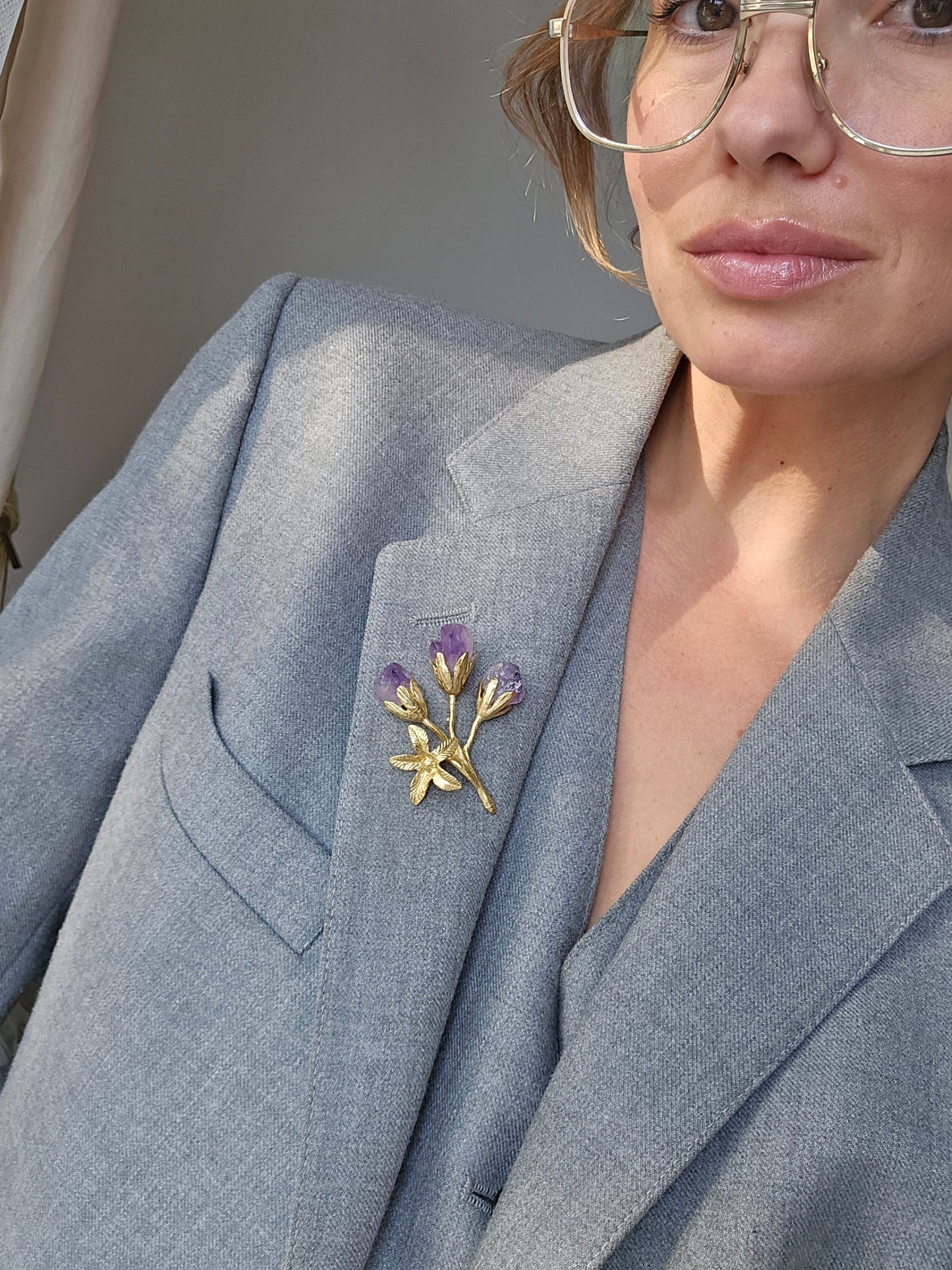Žalvario spalvos sagė smeigtukas su natūraliais ametistuo akmens grynuoliais