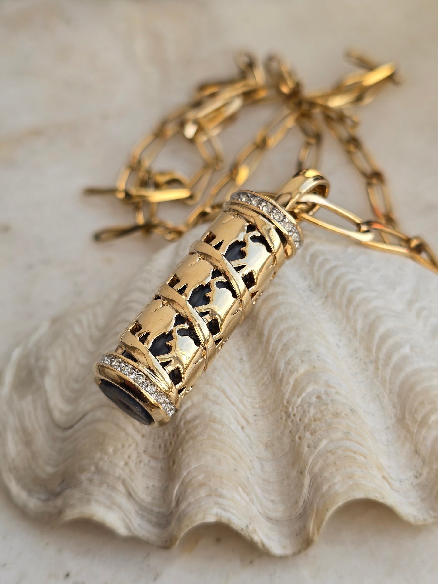 Paauksuotas PIERRE LANG pakabukas drambliai + vintažinė aukso spalvos grandinėlė