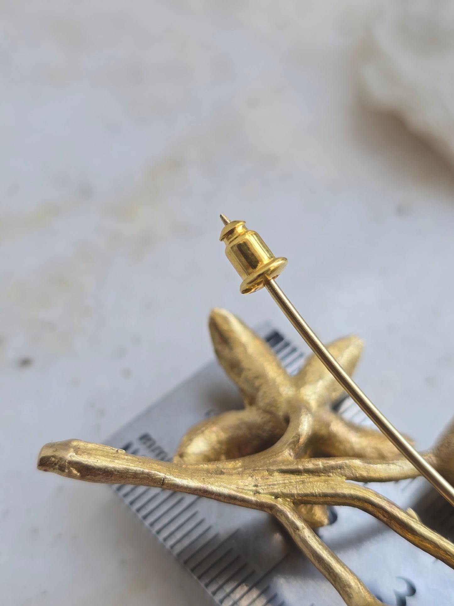 Žalvario spalvos sagė smeigtukas su natūraliais ametistuo akmens grynuoliais