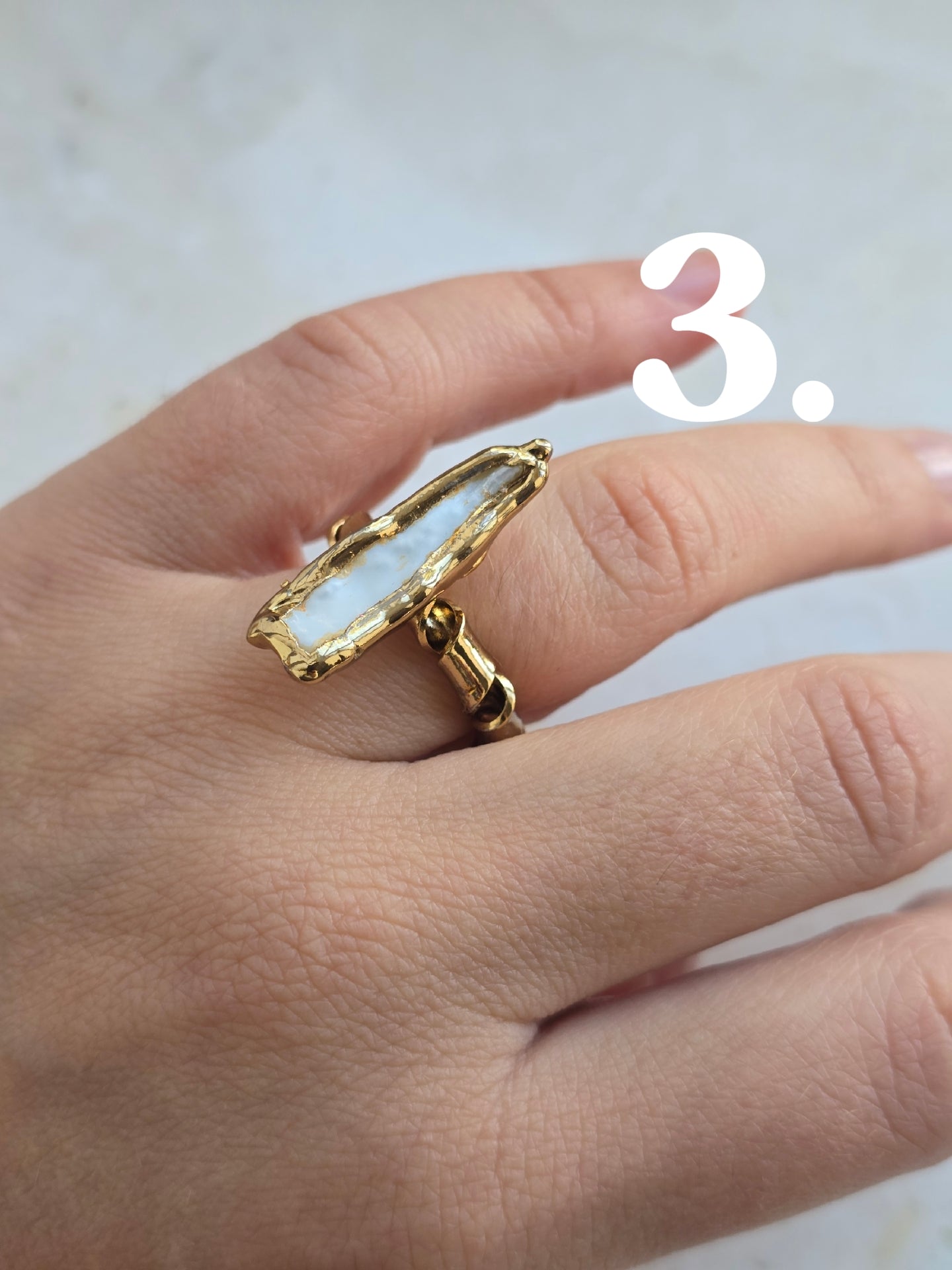 Aukso spalvos suktas žiedas su natūraliu perlu