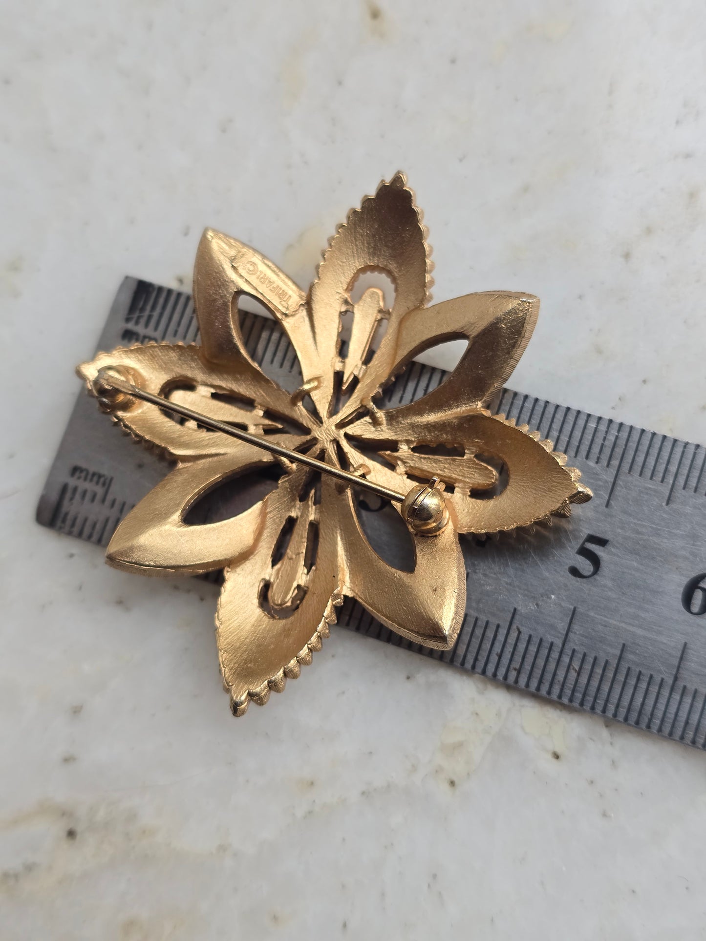 Vintažinė paauksuota TRIFARI sagė