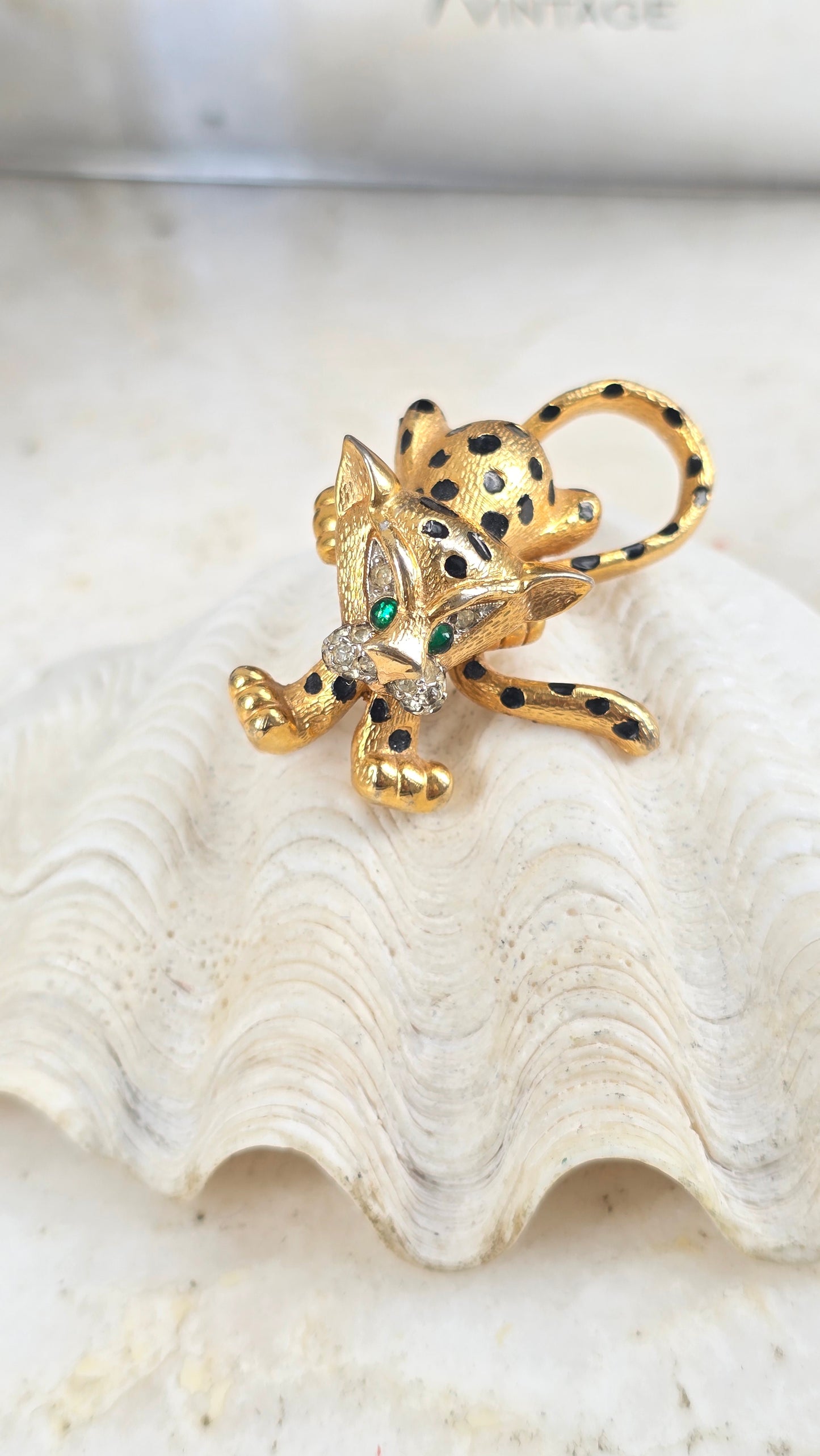 Vintažinė aukso spalvos JOMAZ sagė leopardas