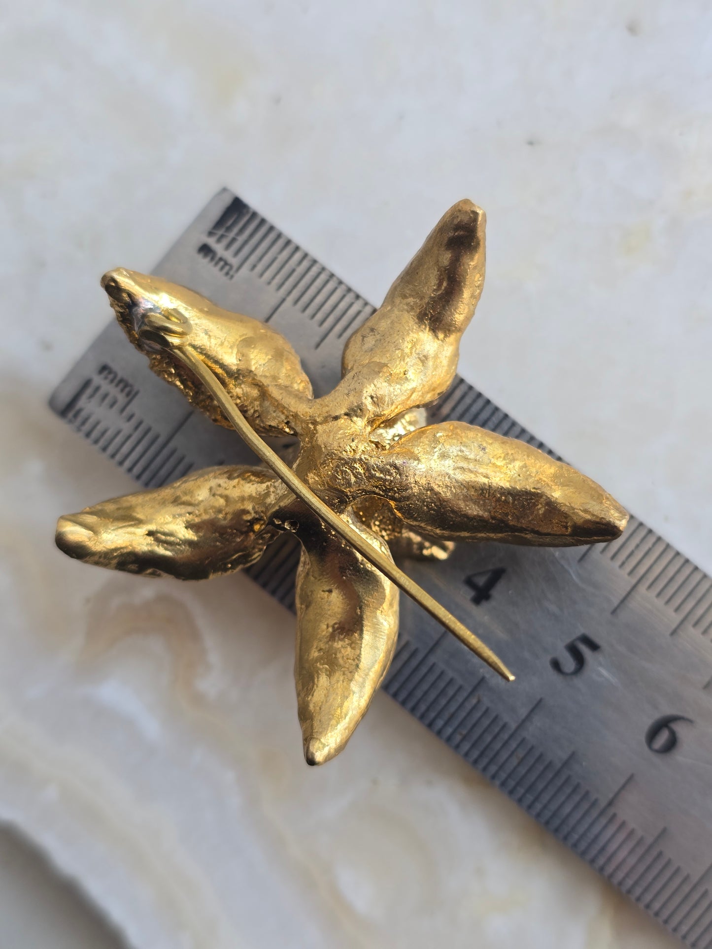 Žalvario spalvos sagė smeigtukas gėlė