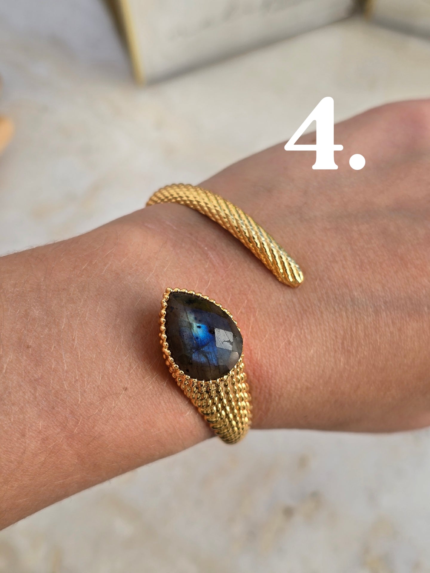 Aukso spalvos apyrankė gyvatė su natūraliais agato,ametisto ir labrodarito akmenukais