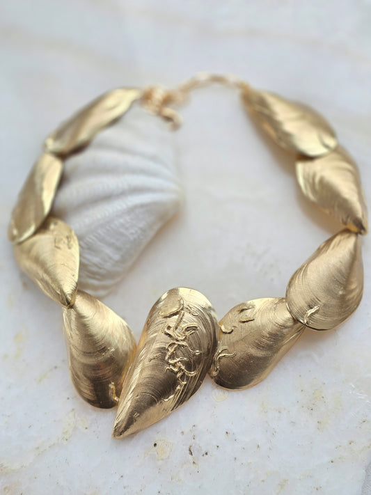 Masyvus KALLIOPE kaklo papuošalas kriauklės