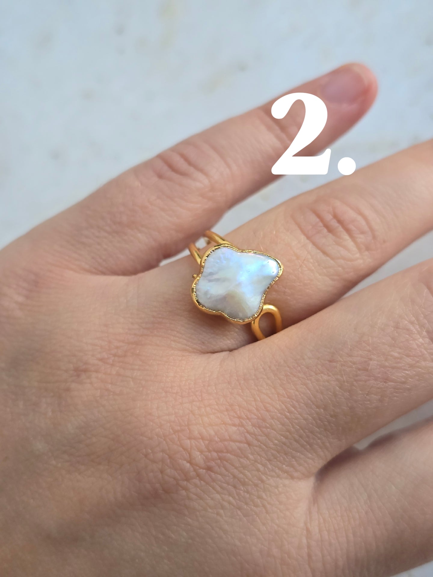 Aukso spalvos žiedas su perliuku