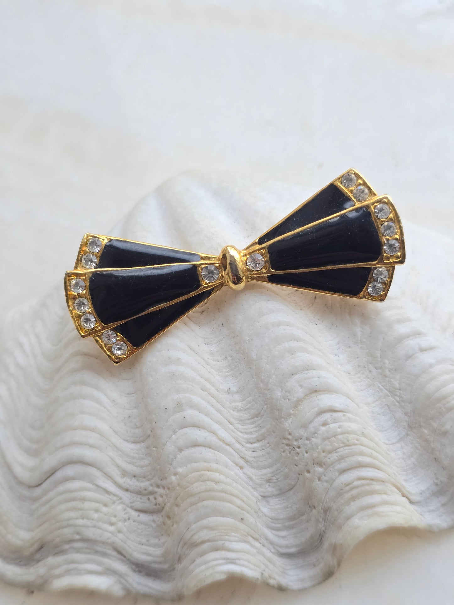 Aukso spalvos sagė bantukas su juoda emale