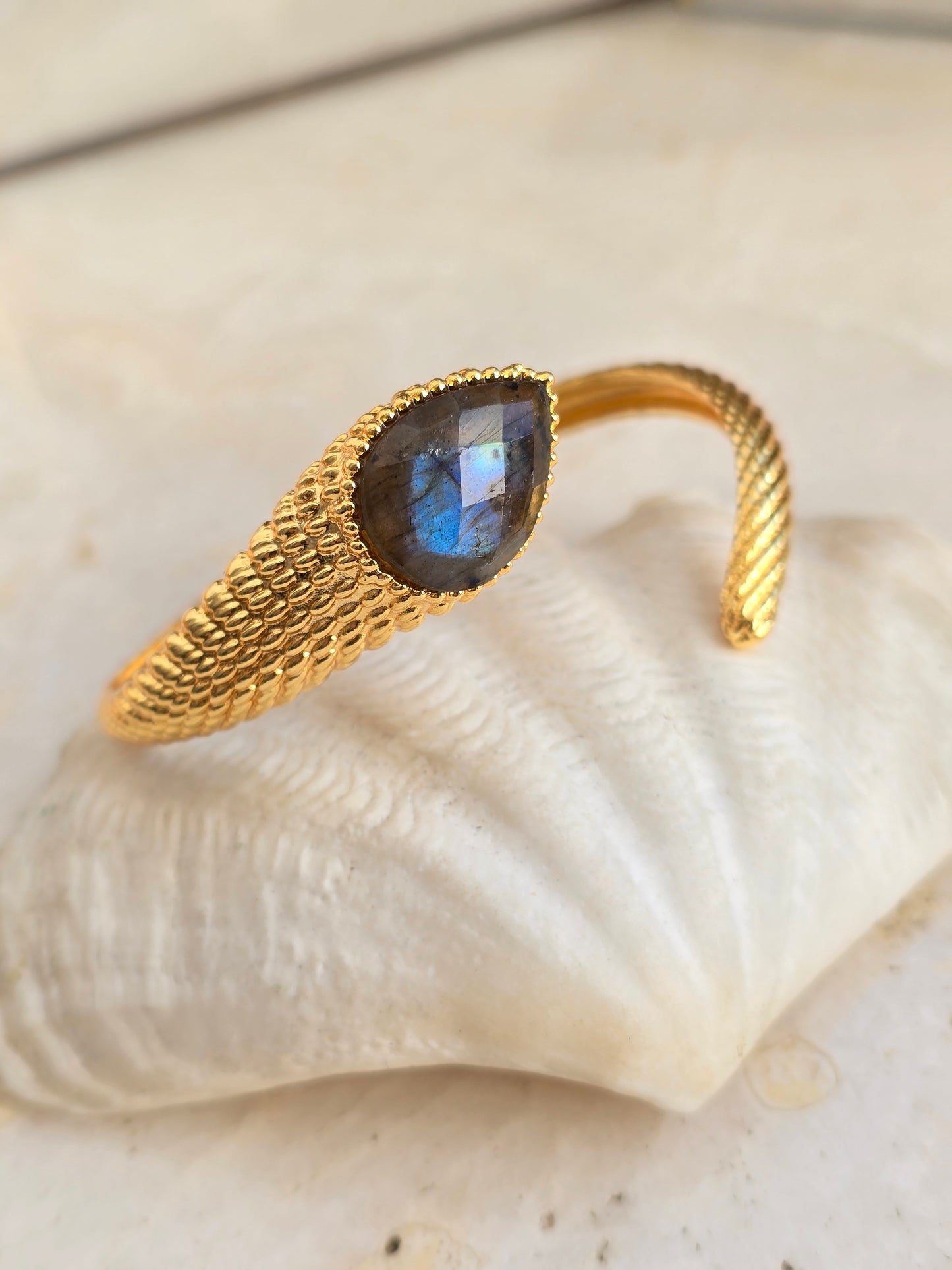 Aukso spalvos apyrankė gyvatė su natūraliais agato,ametisto ir labrodarito akmenukais