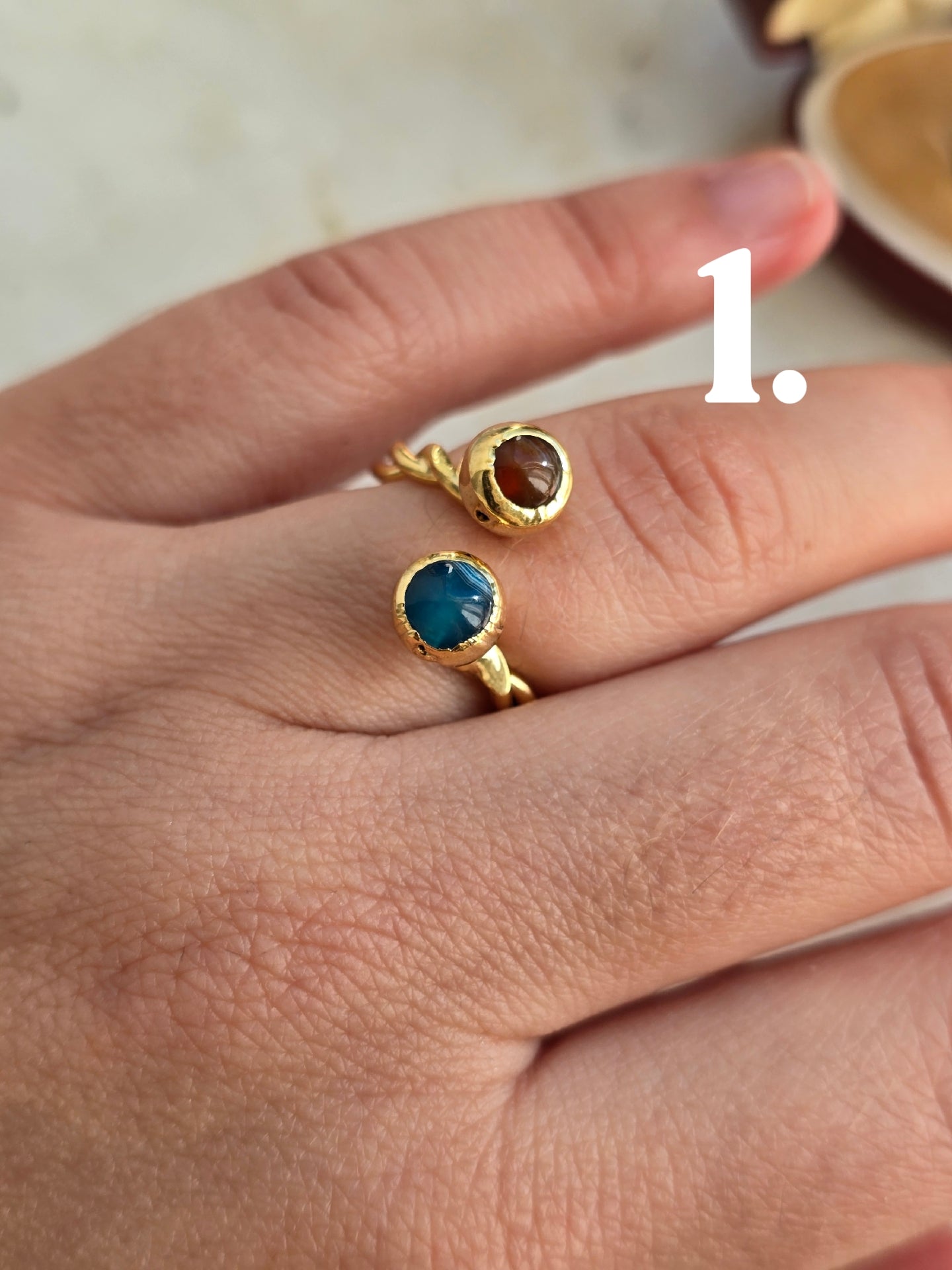 Aukso spalvos žiedas su agato akmenukais