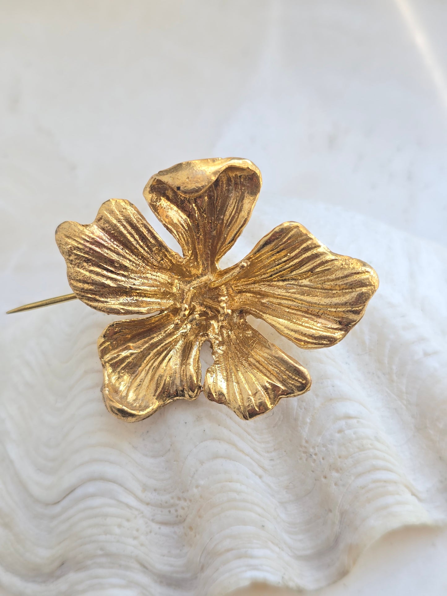 Žalvario spalvos sagė smeigtukas gėlė