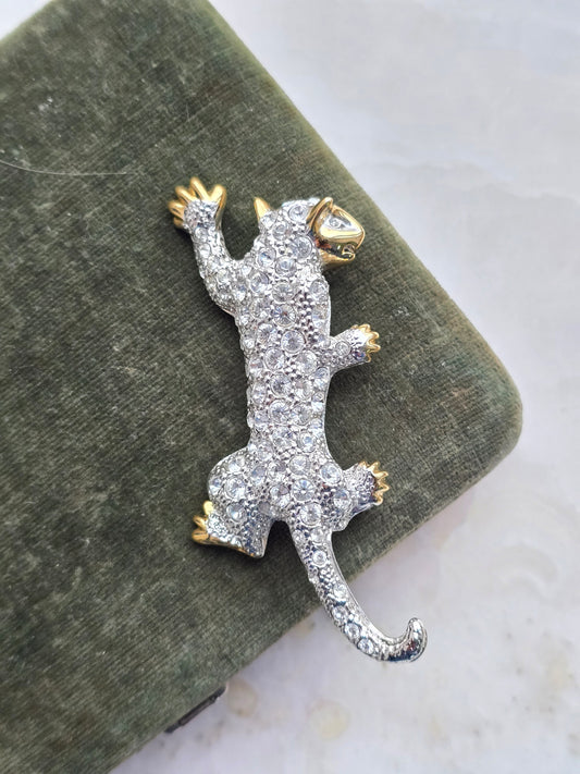 Žėrinti leopardo sagė su stiklo kristalais