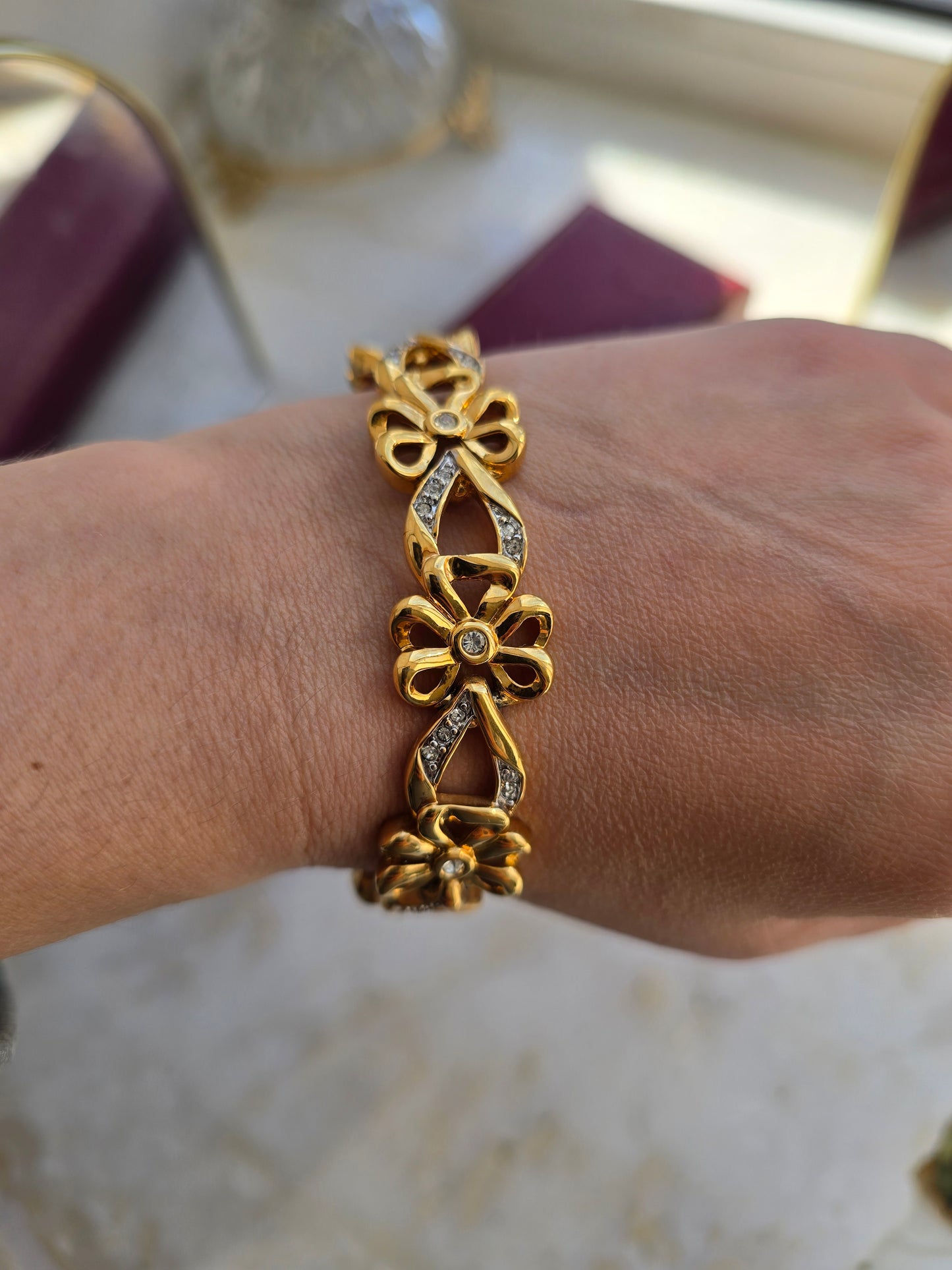 Vintažinė paauksuota Nina Ricci apyrankė bantukai