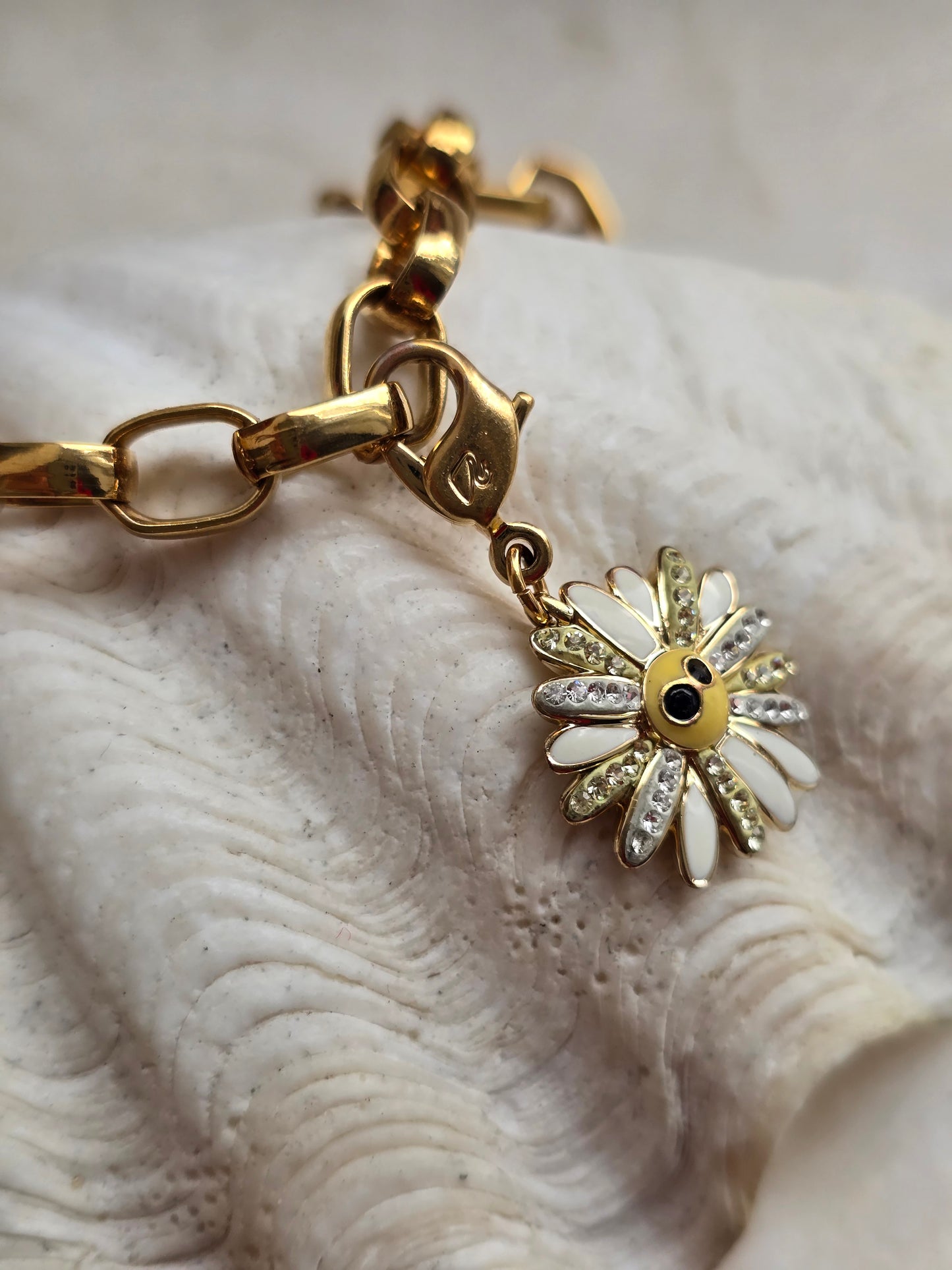 Vintažinė aukso spalvos apyrankė su Swarovski prisegamu pakabuku ramunėlė