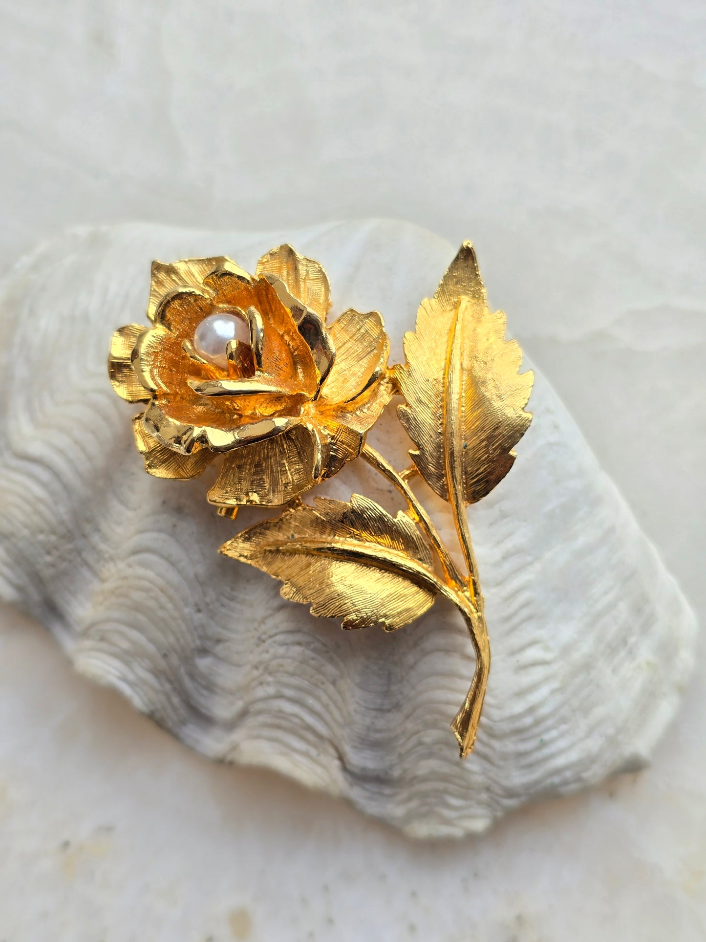 Vintažinė aukso spalvos sagė gėlė