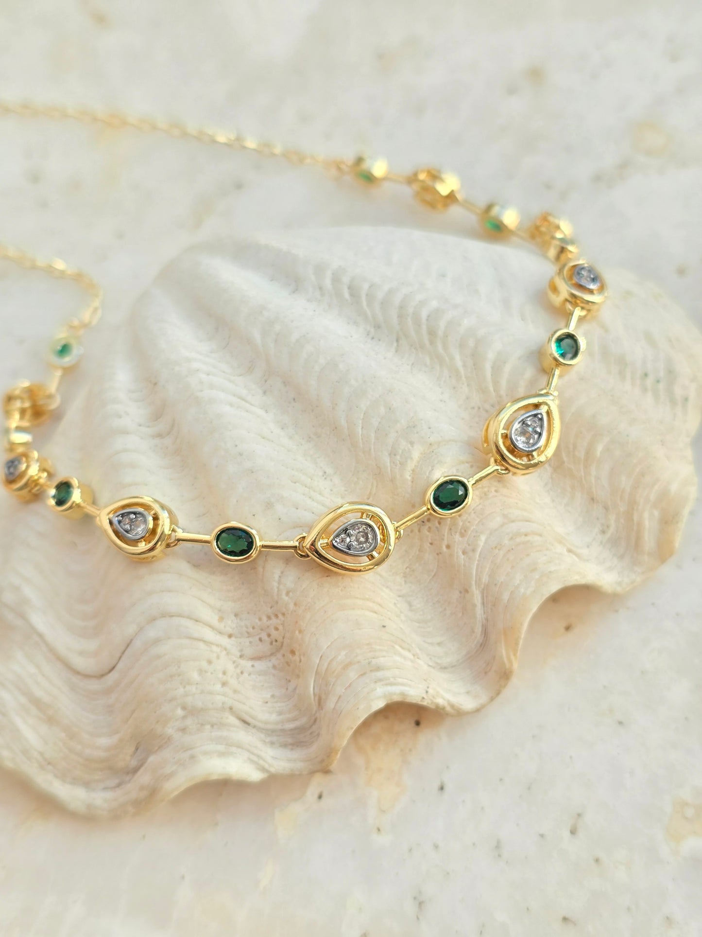 Aukso spalvos kaklo papuošalas su cirkonio kristalais