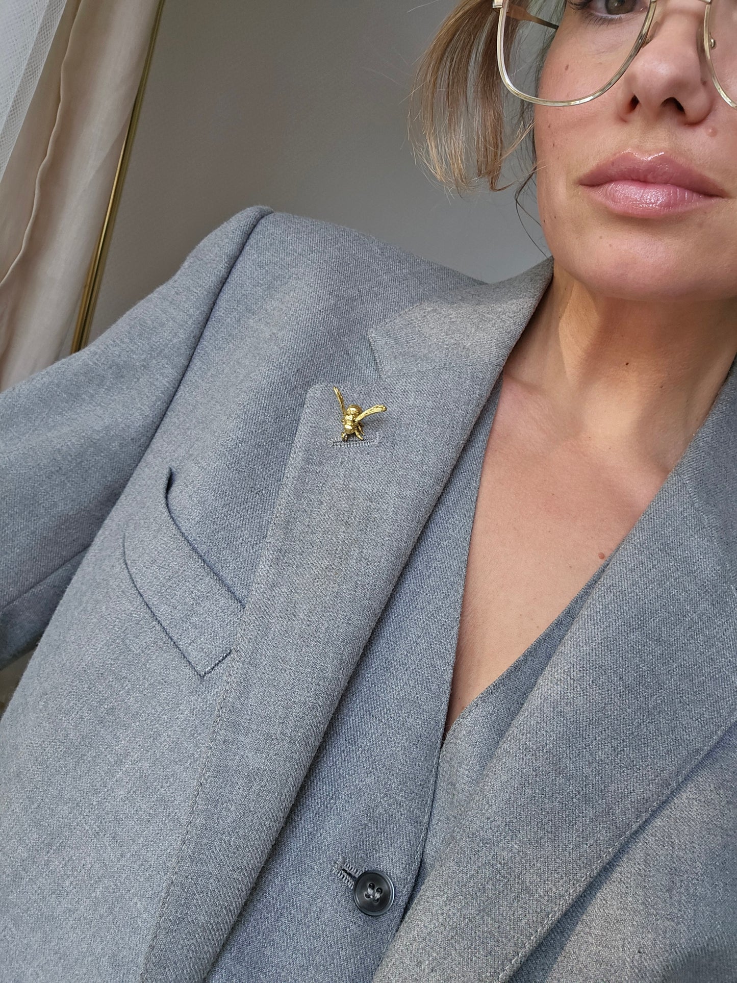 Sagė smeigtukas maža bitė