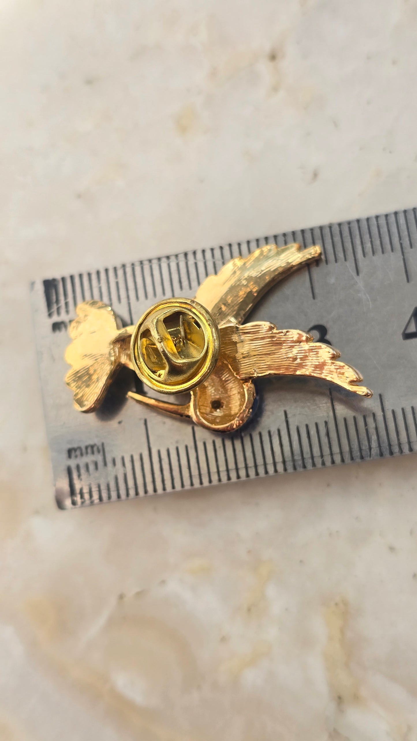 Aukso spalvos vintažinė sagė kolibris