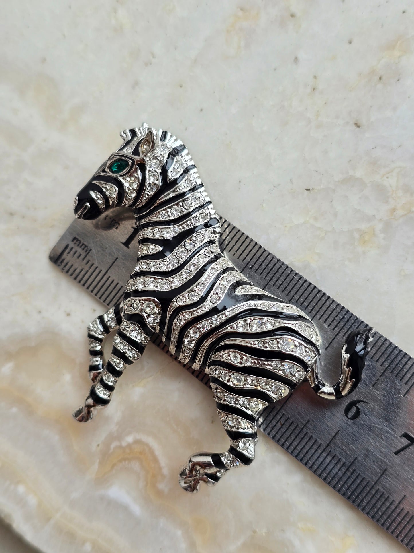 Vintažinė CABOUCHON sagė zebras