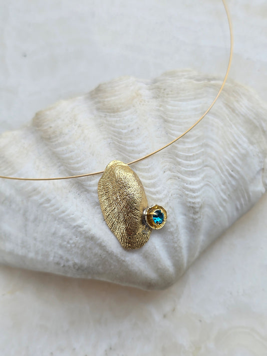 Aukso spalvos KALLIOPE kaklo papuošalas kriauklė su mėlynos spalvos stiklo kristalu