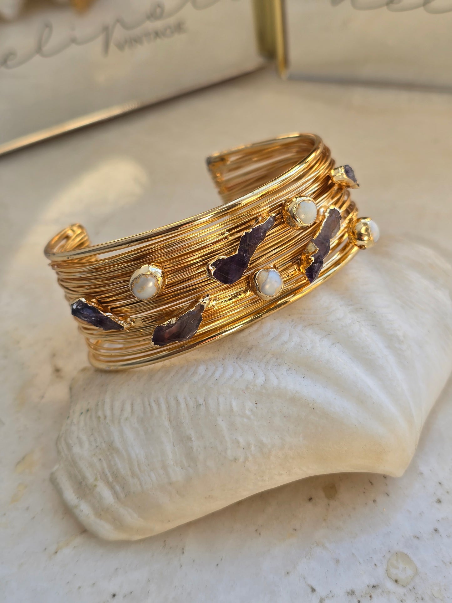 Aukso spalvos apyrankė su natūraliais perlais ir ametistais