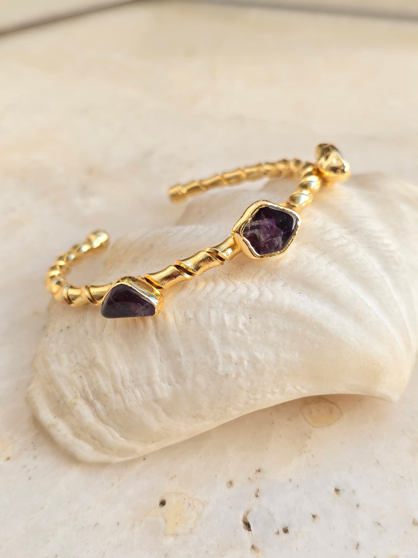 Aukso spalvos sukta apyrankė su ametisto akmenukais