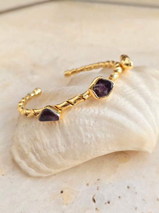 Aukso spalvos sukta apyrankė su ametisto akmenukais