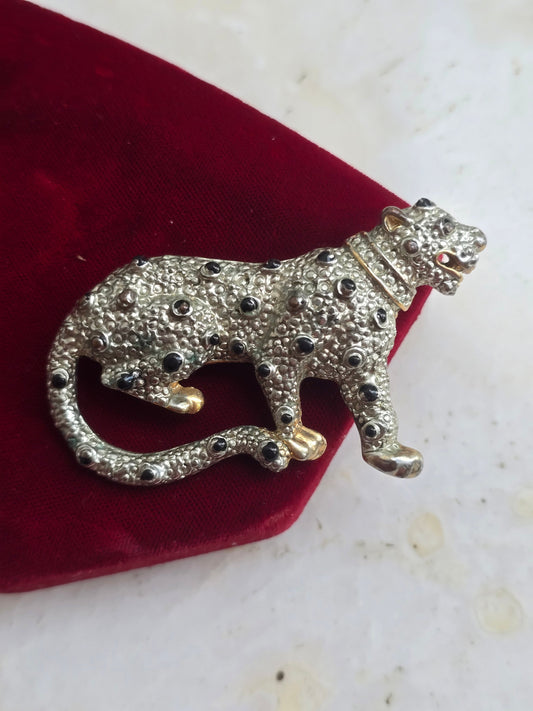 Vintažinė sagė leopardas