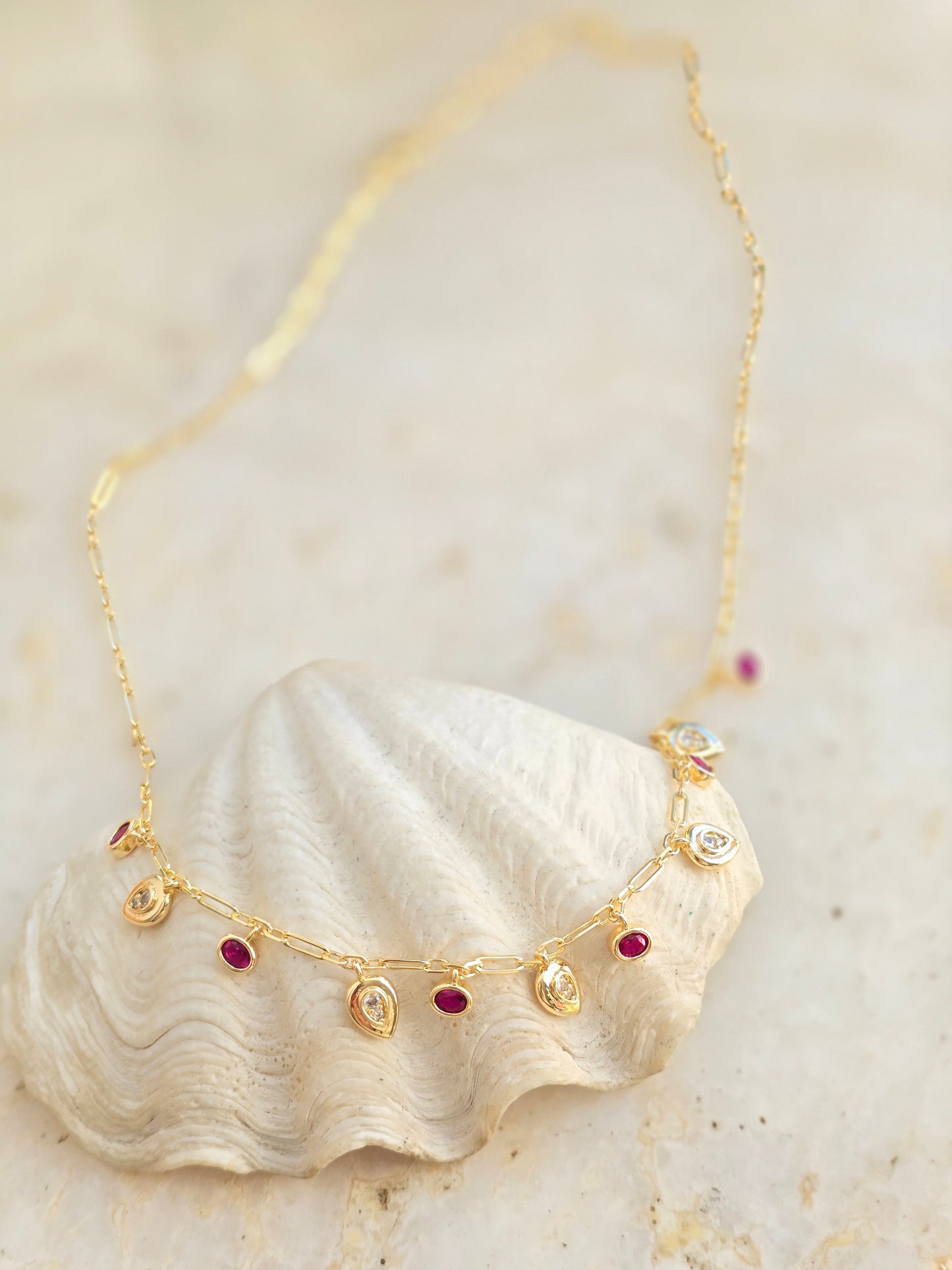 Aukso spalvos kaklo papuošalas su cirkonio kristalais