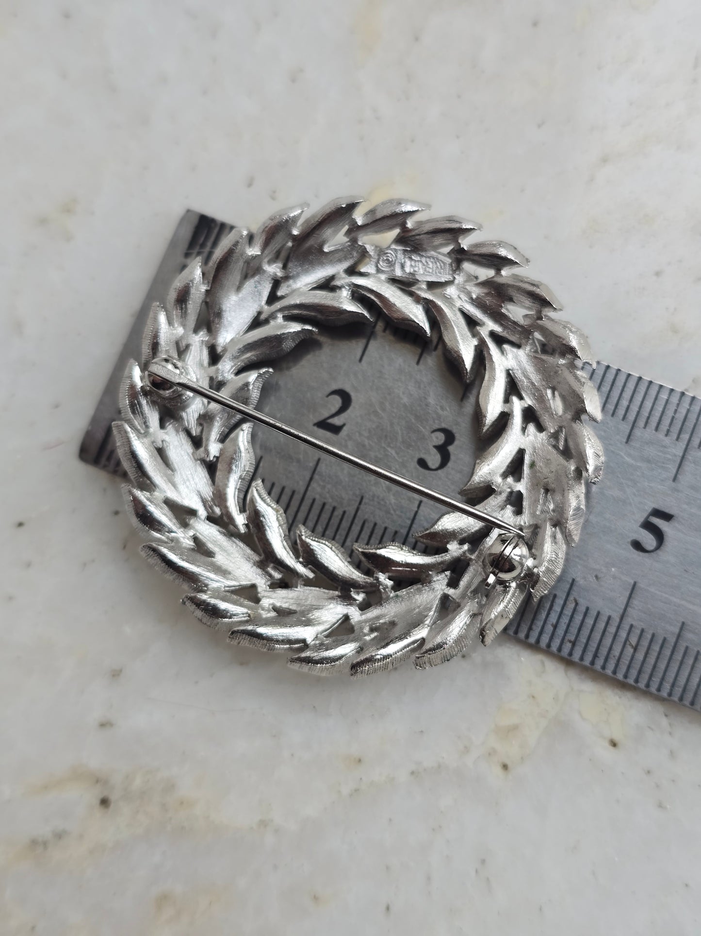 Sidabro spalvos TRIFARI vintažinė sagė