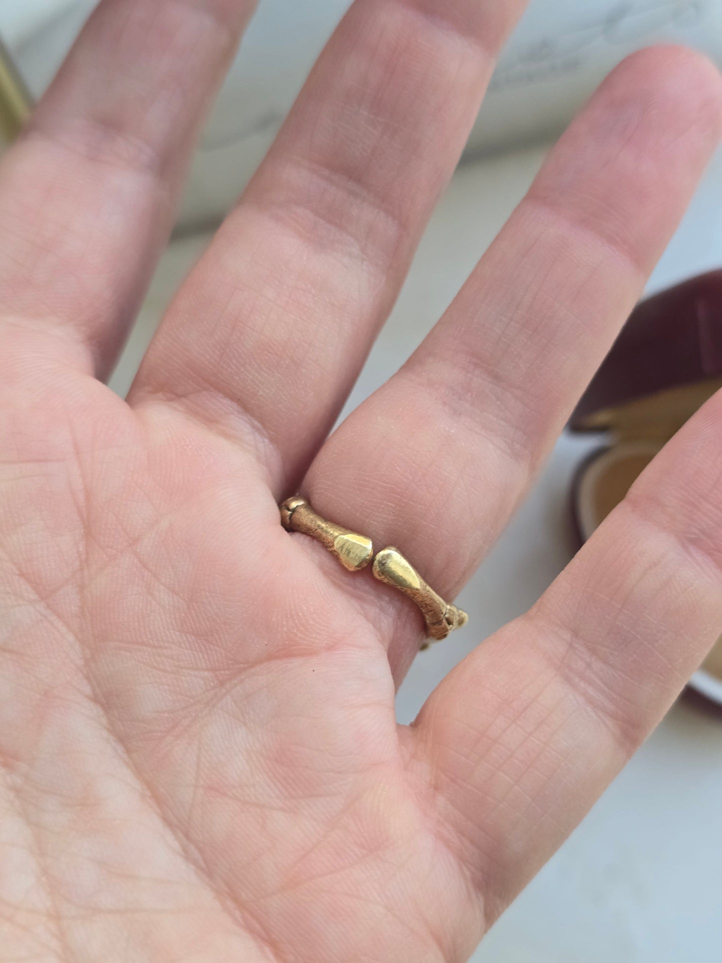 Žalvario spalvos žiedas su stiklo kristalais