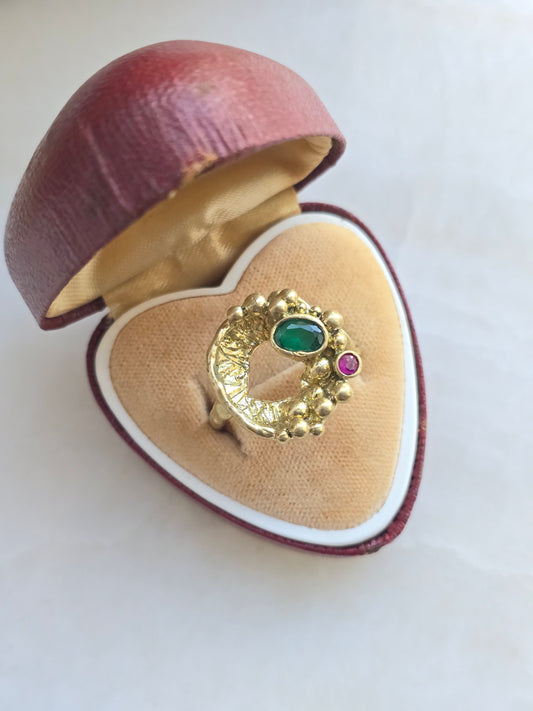 Žalvario spalvos žiedas su stiklo kristalais