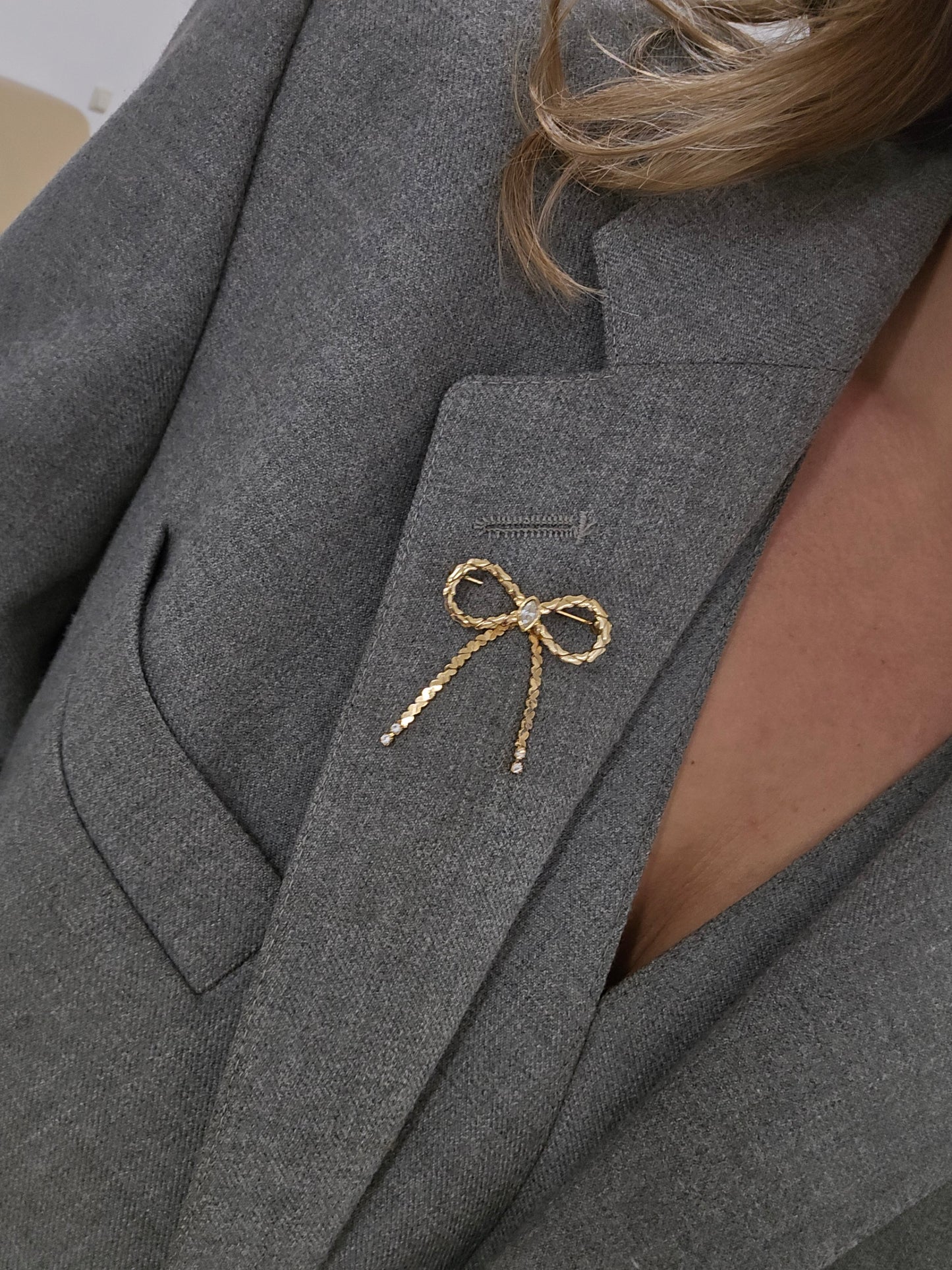 Vintažinė AVON sagė bantukas