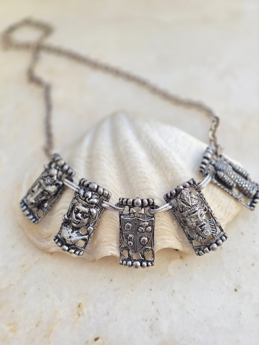 Vintažinė sidabro spalvos kaklo papuošalas