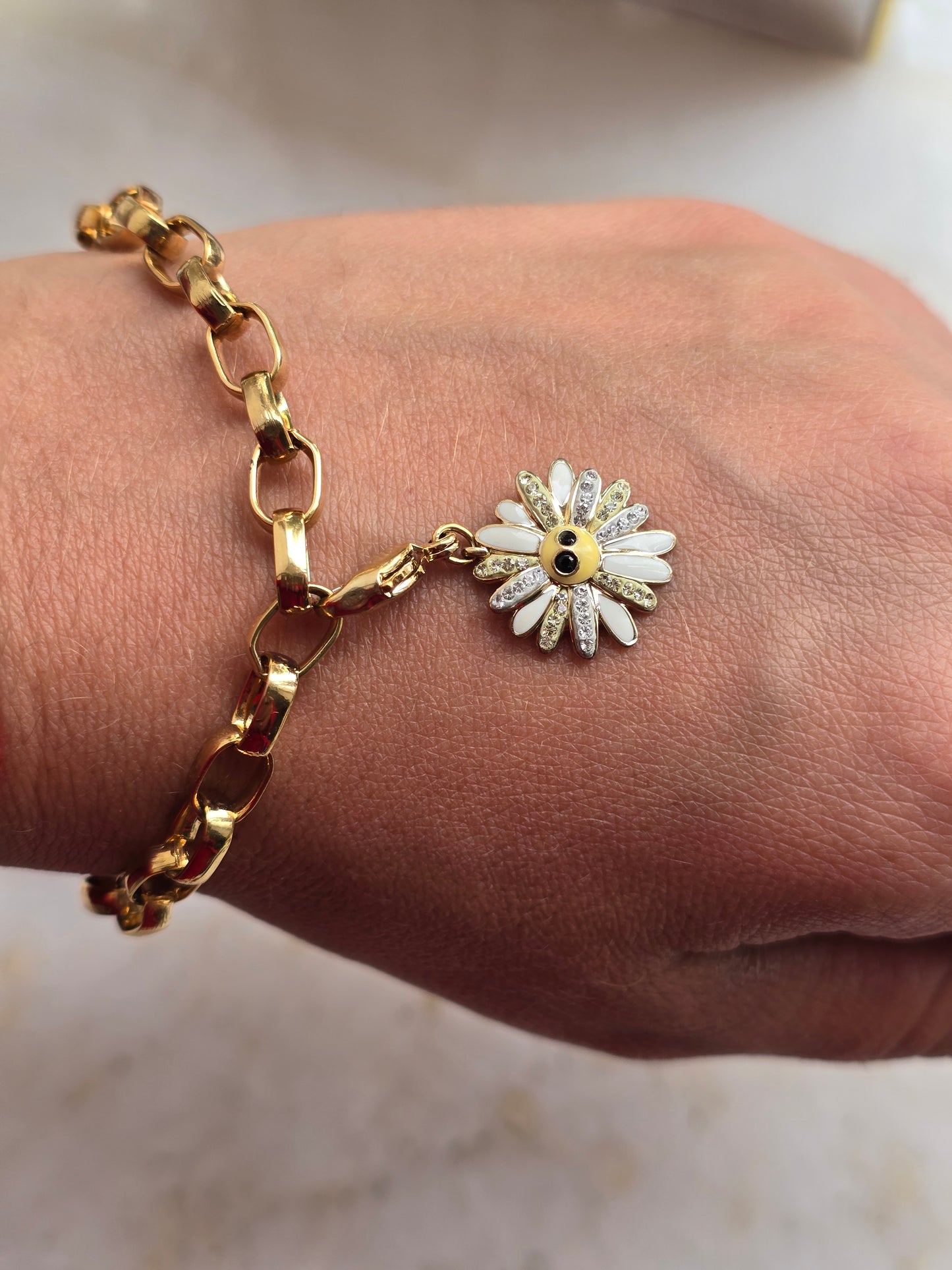 Vintažinė aukso spalvos apyrankė su Swarovski prisegamu pakabuku ramunėlė