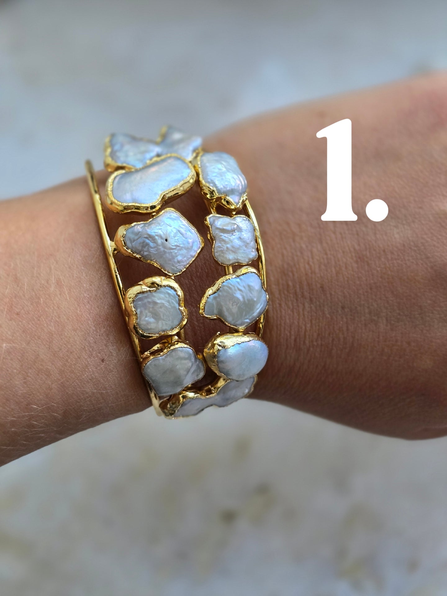 Aukso spalvos apyrankė su natūraliais perlais